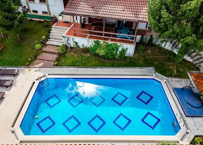 Manzara Oeduellue Bueyuek Havuzlu Premium וילה